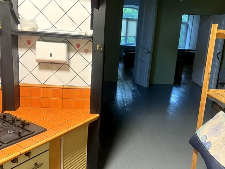Продажа квартиры 4-комн. 100 м² 2/2 этажа