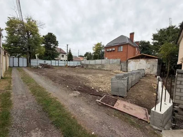 URGENT SALE of a 4-plot land in 10 Fontan.