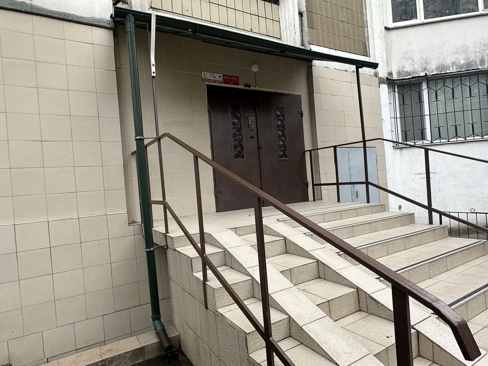 Продам 3к квартиру біля метро Позняки