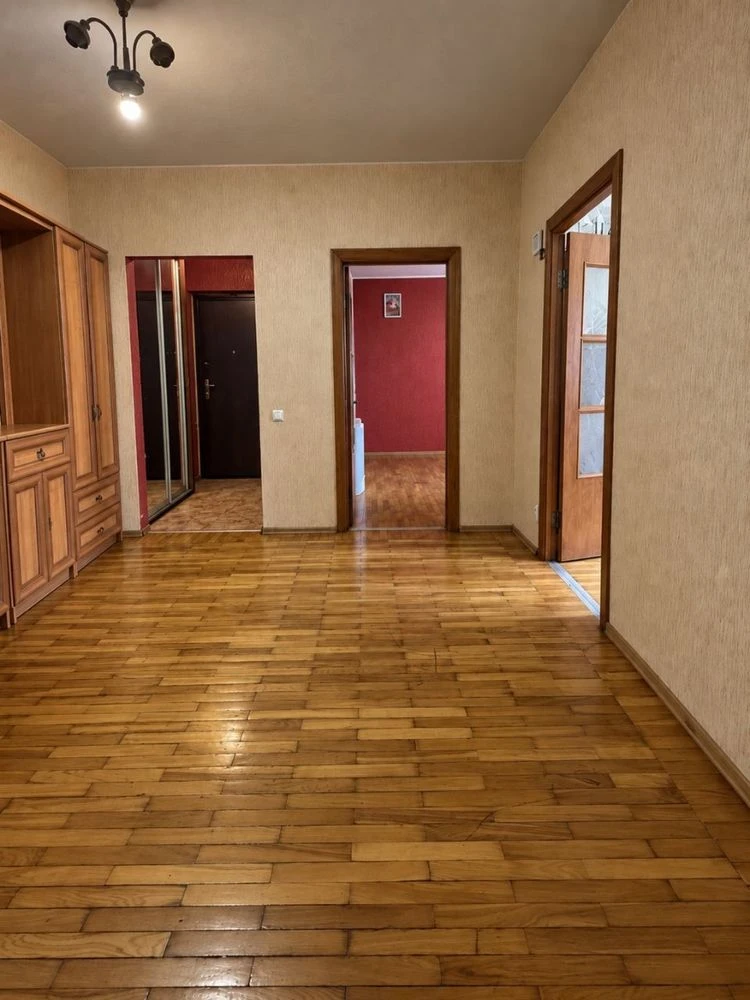 Продам 3к квартиру біля метро Позняки
