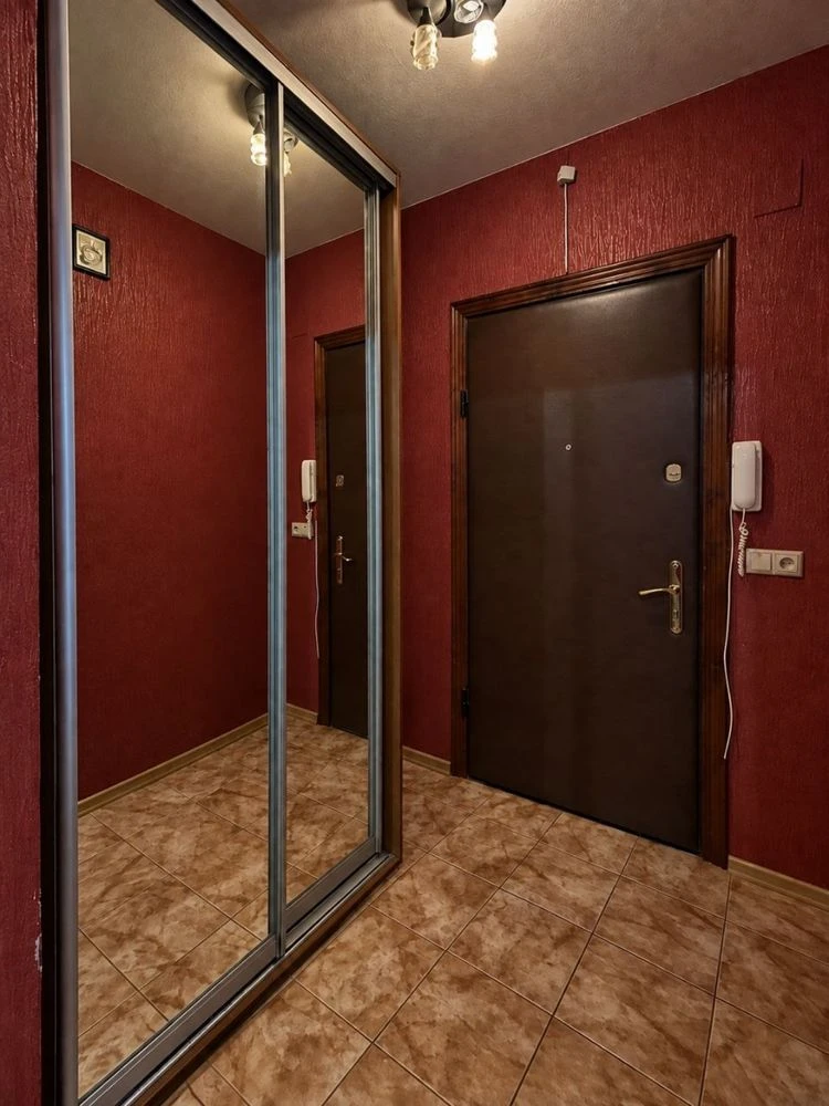 Продам 3к квартиру біля метро Позняки