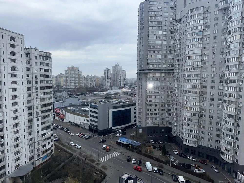 Продам 3к квартиру біля метро Позняки