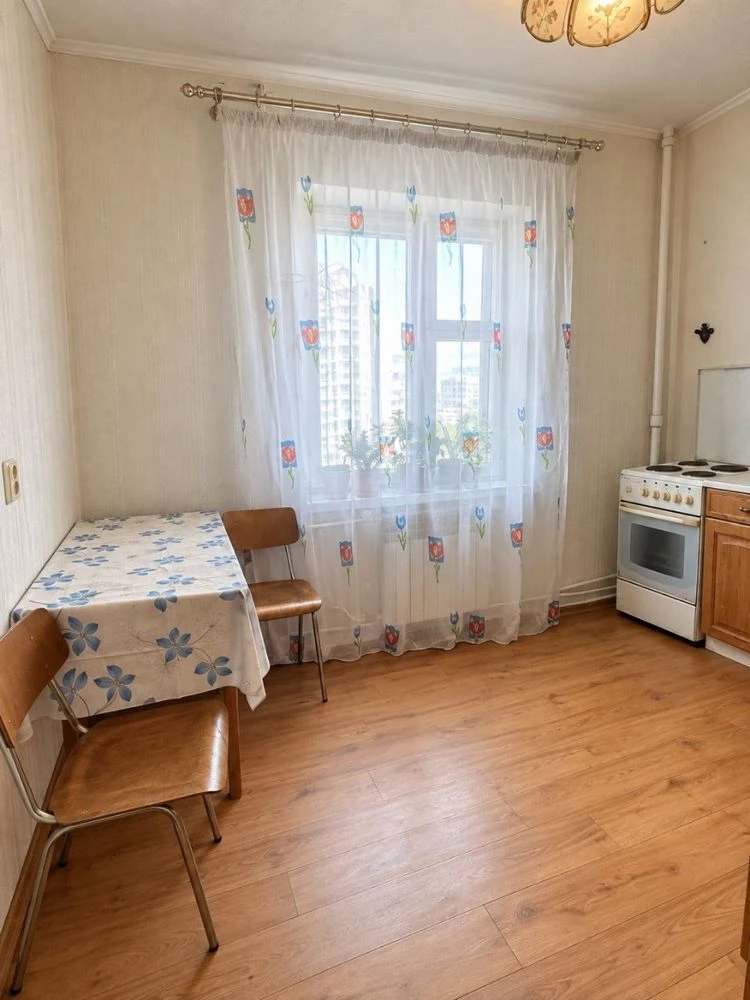 Продам 3к квартиру біля метро Позняки