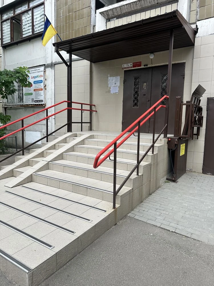 Продам 3к квартиру біля метро Позняки