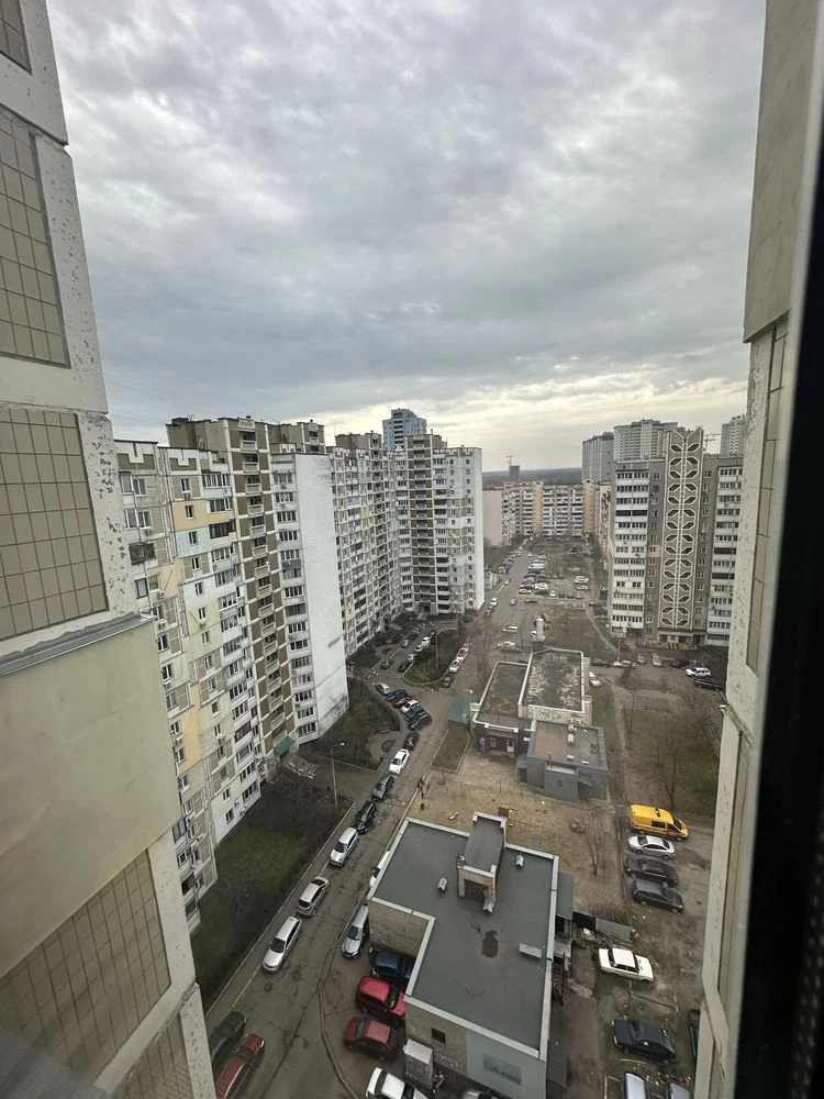 Продам 3к квартиру біля метро Позняки