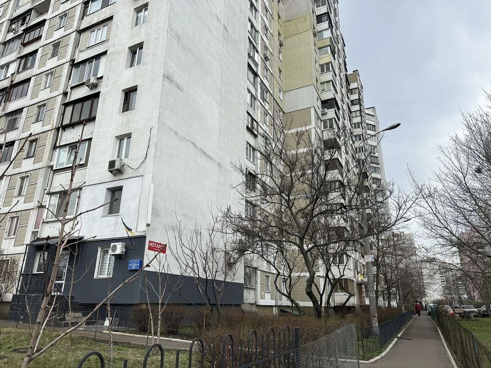 Продам 3к квартиру біля метро Позняки