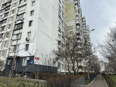 Продам 3к квартиру біля метро Позняки