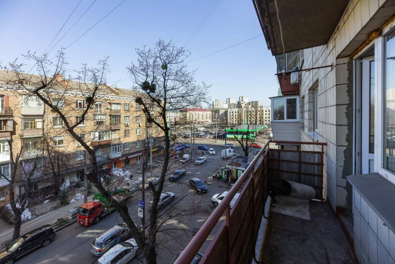 2 кімнатна квартира фото свіжі.на Севастопольской пл.Показ в
