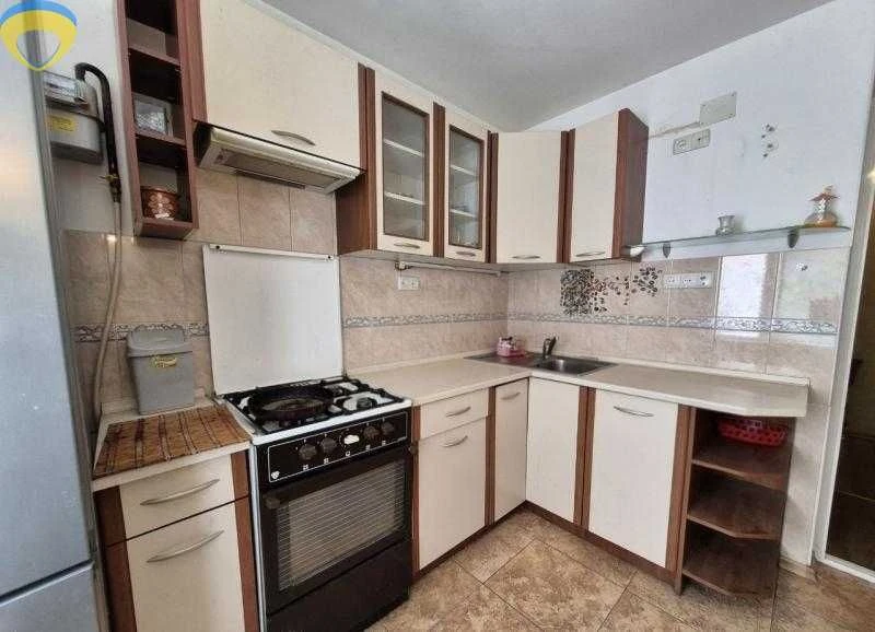 Spacious 2-room apartment in a brick building on Taïrov