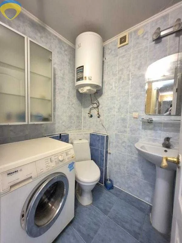 Spacious 2-room apartment in a brick building on Taïrov