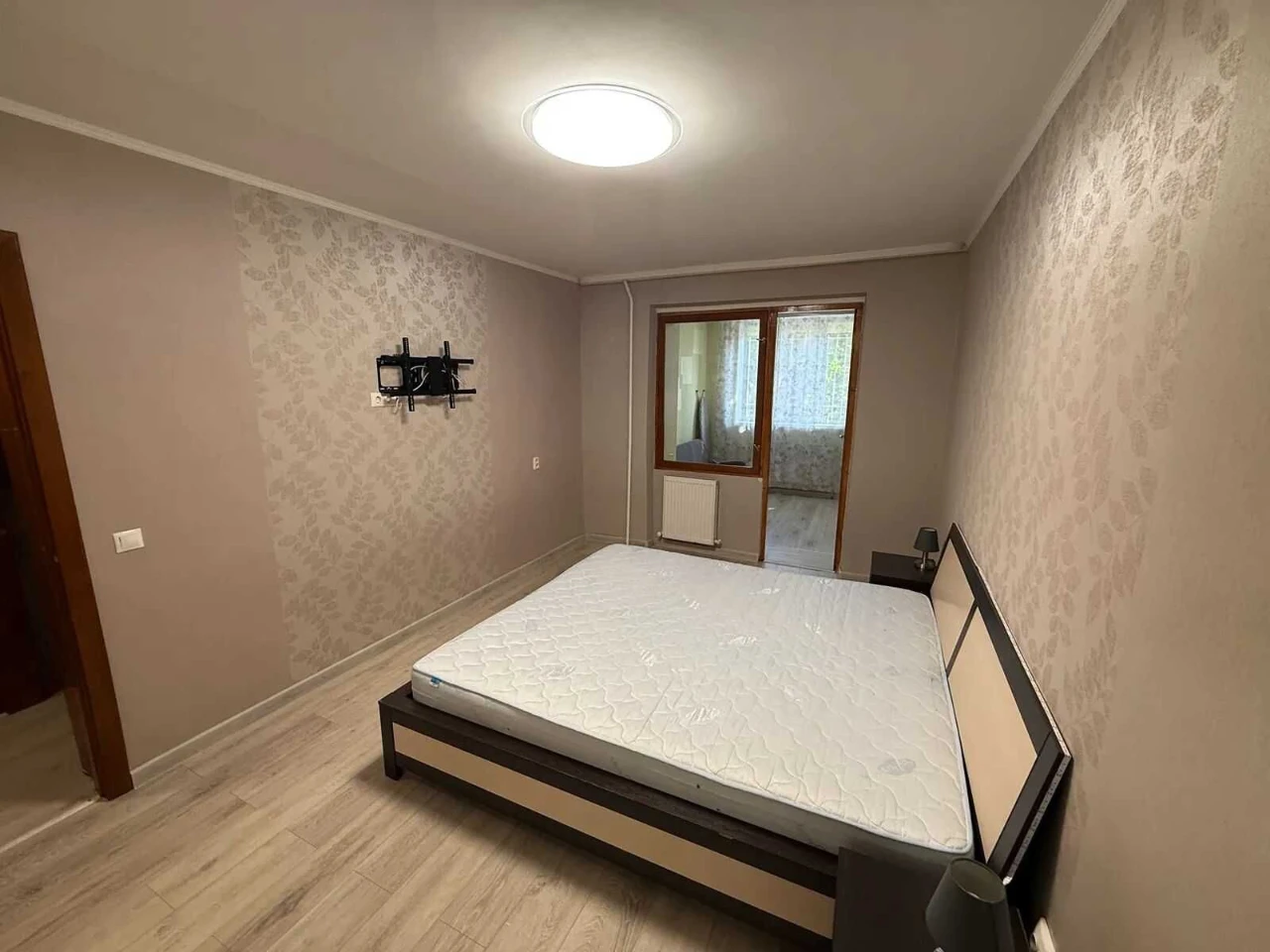 Spacious 1-bedroom apartment 55 m² in a brick building
