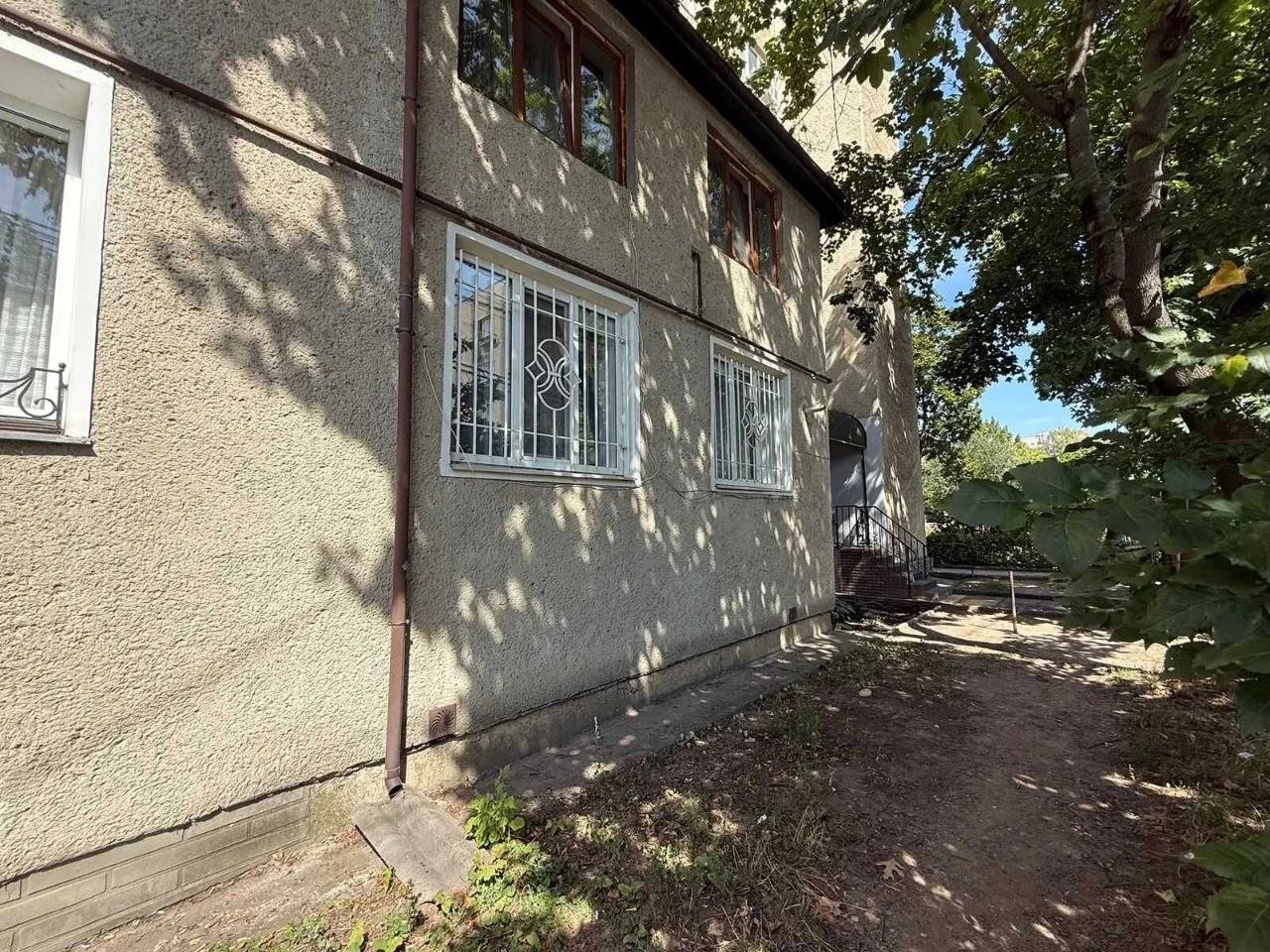 Spacious 1-bedroom apartment 55 m² in a brick building