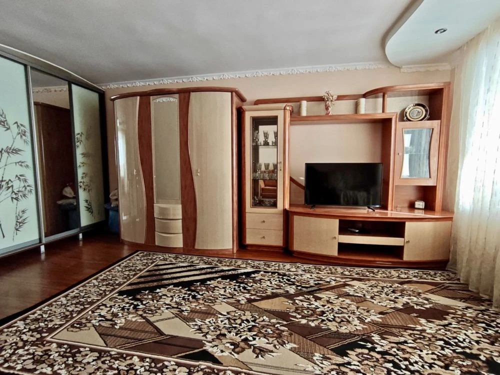 1-room apartment with furniture and appliances