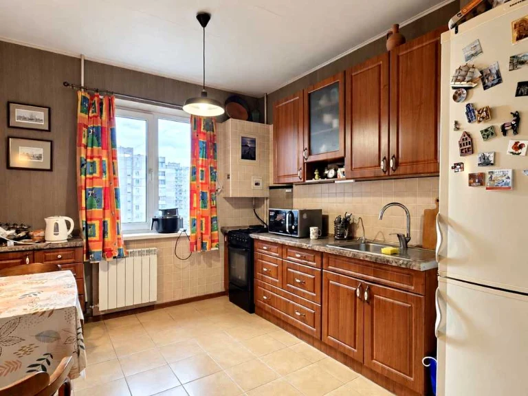 Apartment. Larisy Rudenko st., Kyiv
