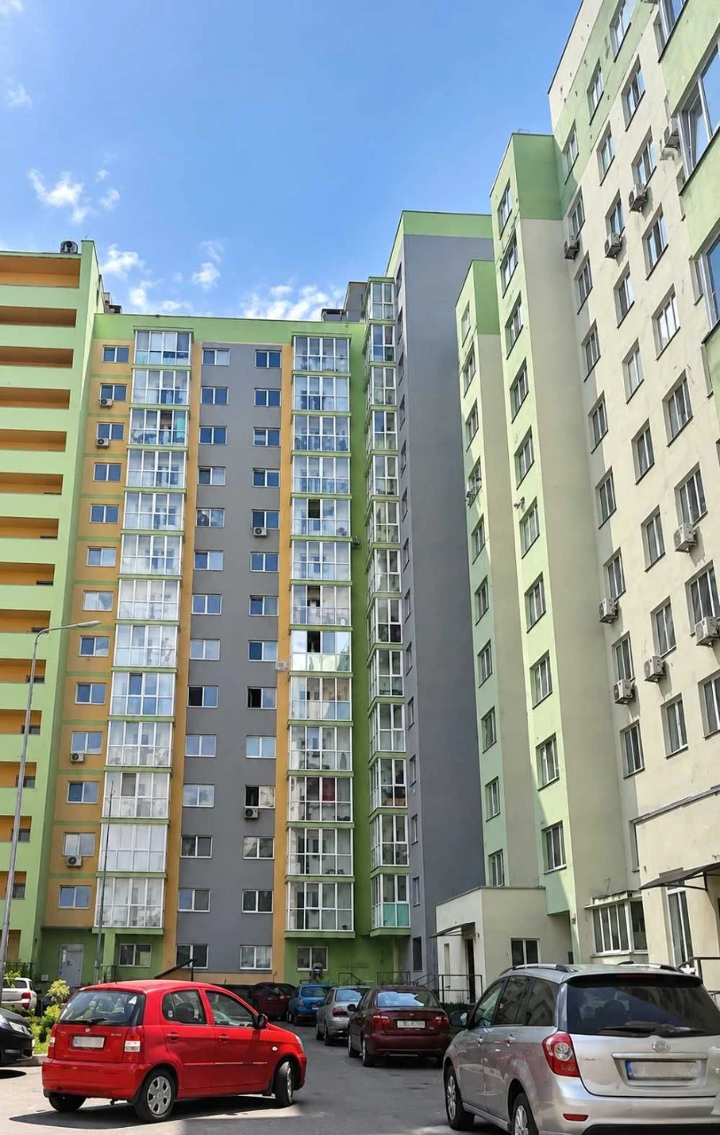 Bright one-bedroom apartment on Mykola Khvyliov Street, 3, in the "Vudistoriya" residential complex.