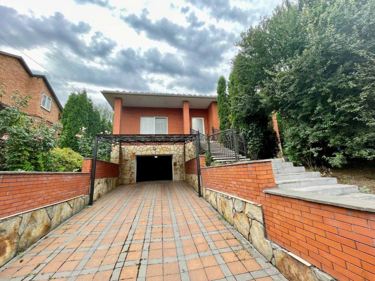 Продаж. Просторий будинок, 181 м2, 3 кімнати. 5.35 соток. Га