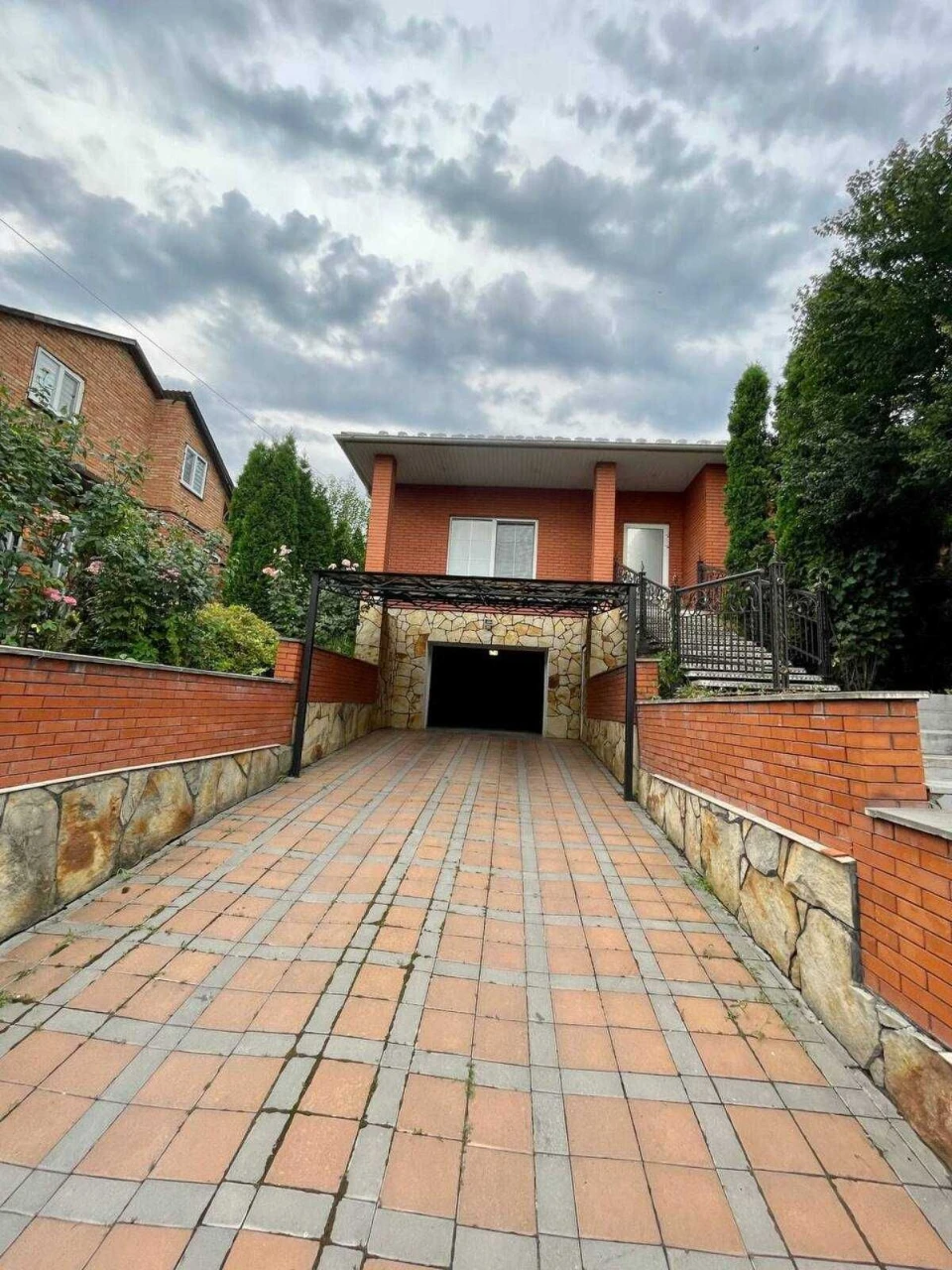 Продаж. Просторий будинок, 181 м2, 3 кімнати. 5.35 соток. Га