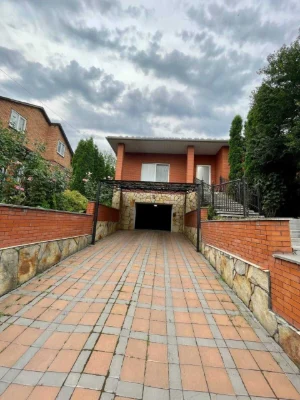 Продаж. Просторий будинок, 181 м2, 3 кімнати. 5.35 соток. Га