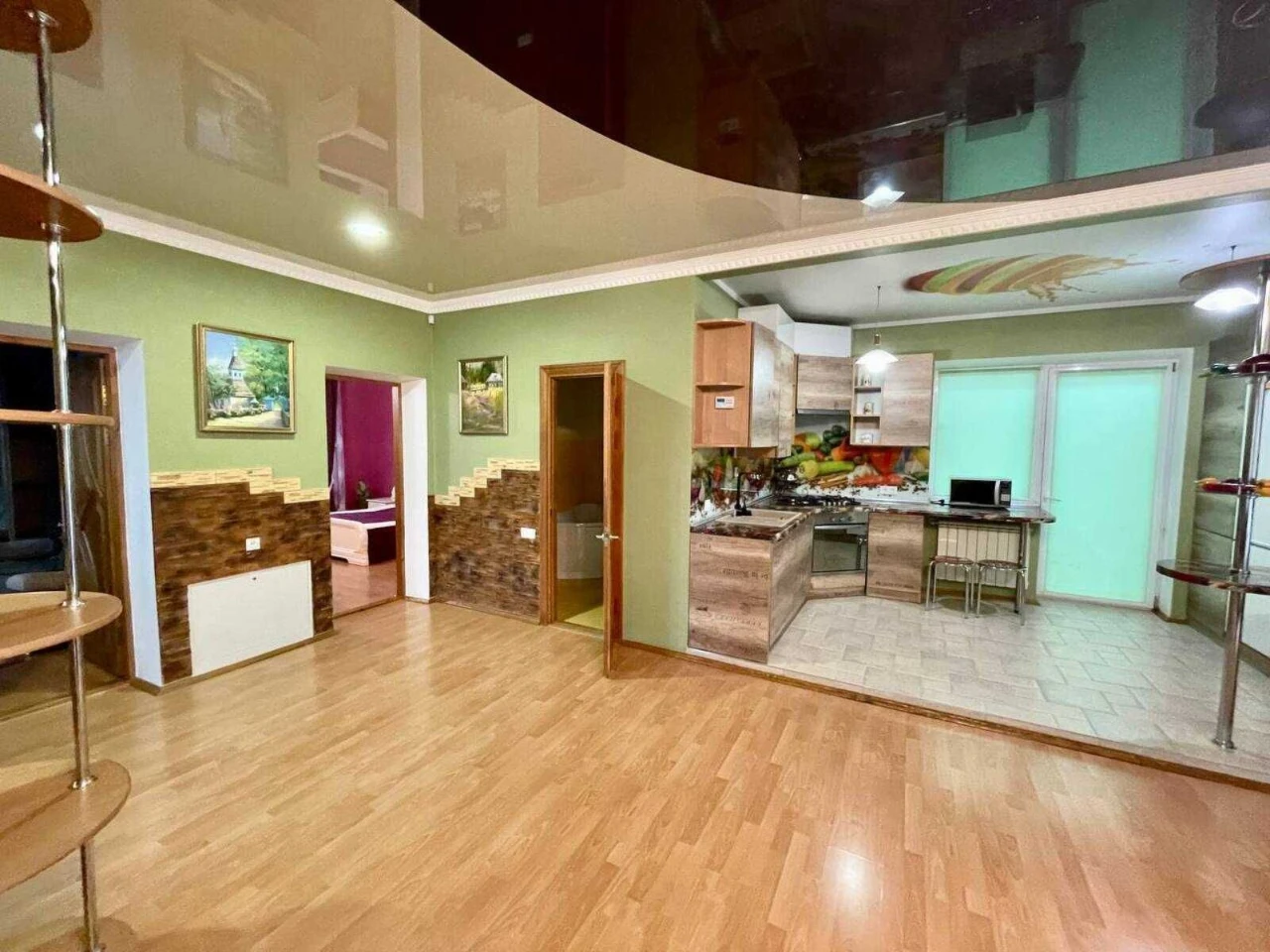 Продаж. Просторий будинок, 181 м2, 3 кімнати. 5.35 соток. Га
