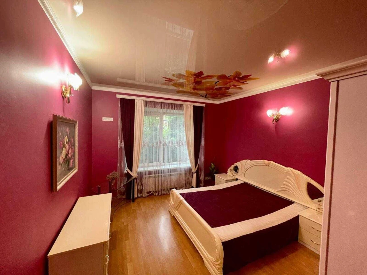 Продаж. Просторий будинок, 181 м2, 3 кімнати. 5.35 соток. Га