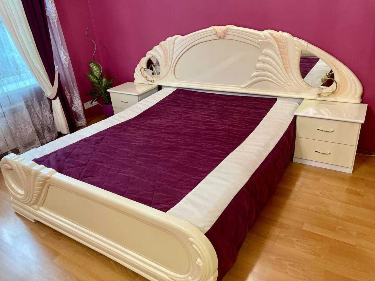 Продаж. Просторий будинок, 181 м2, 3 кімнати. 5.35 соток. Га