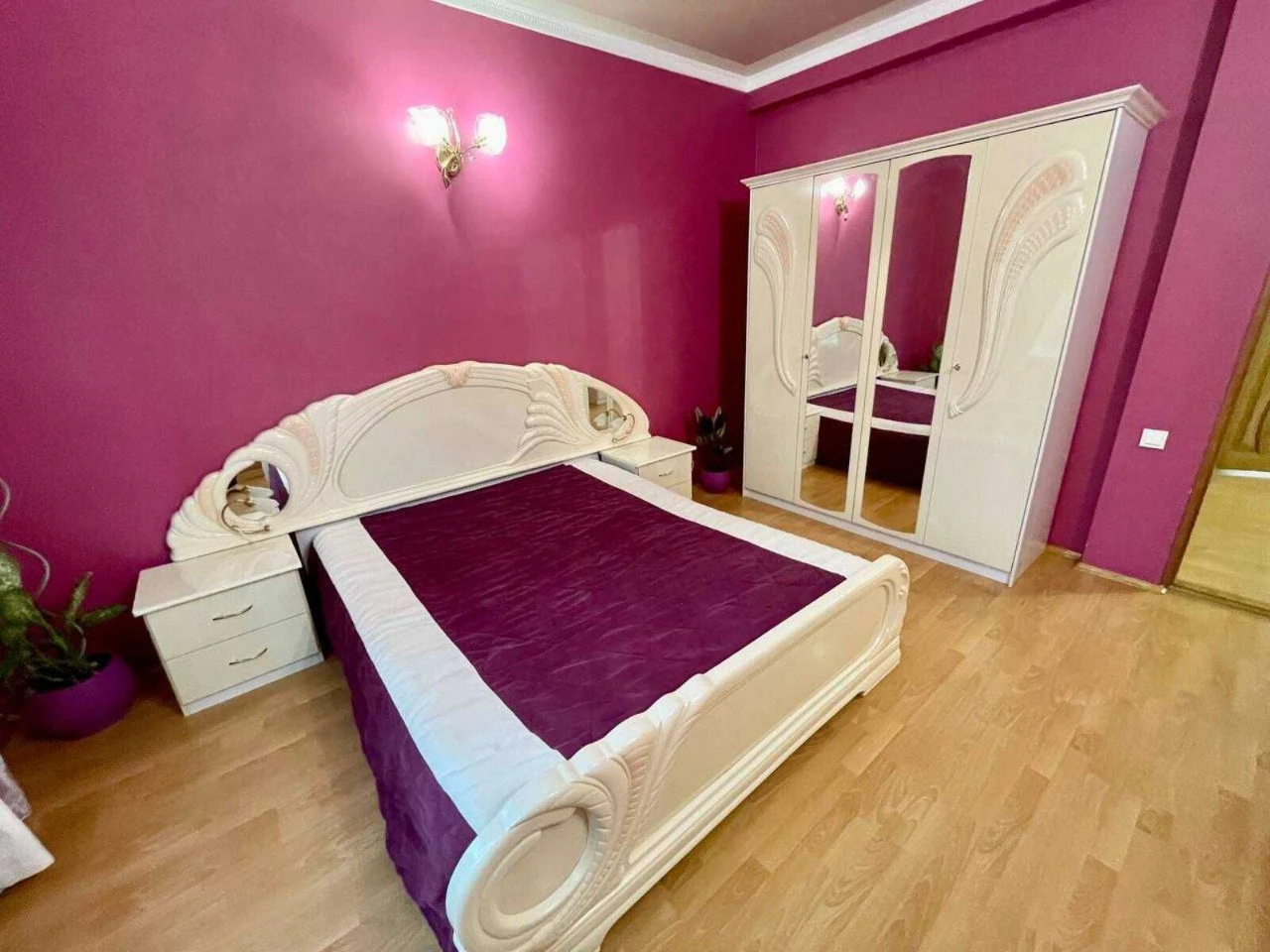 Продаж. Просторий будинок, 181 м2, 3 кімнати. 5.35 соток. Га