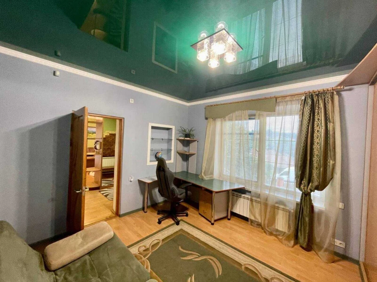 Продаж. Просторий будинок, 181 м2, 3 кімнати. 5.35 соток. Га