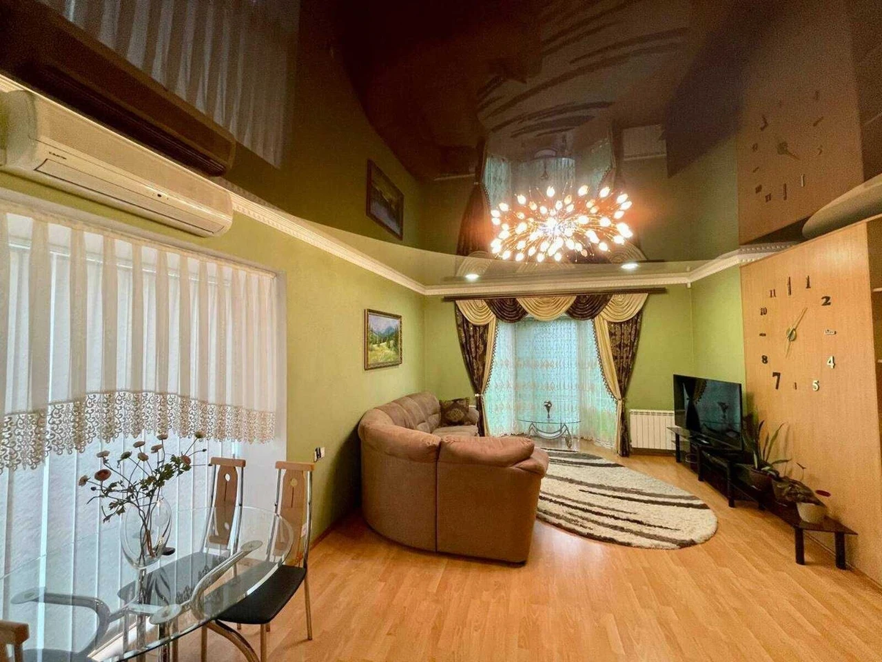 Продаж. Просторий будинок, 181 м2, 3 кімнати. 5.35 соток. Га