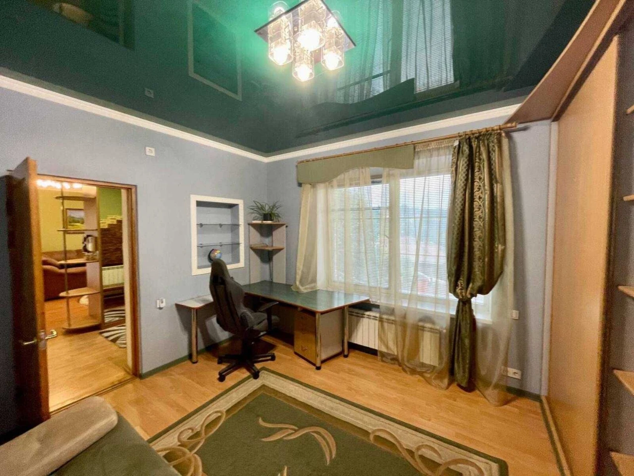 Продаж. Просторий будинок, 181 м2, 3 кімнати. 5.35 соток. Га