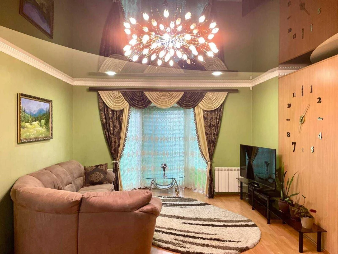 Продаж. Просторий будинок, 181 м2, 3 кімнати. 5.35 соток. Га