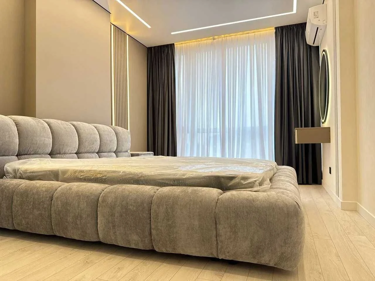 Modern two-bedroom near the lake