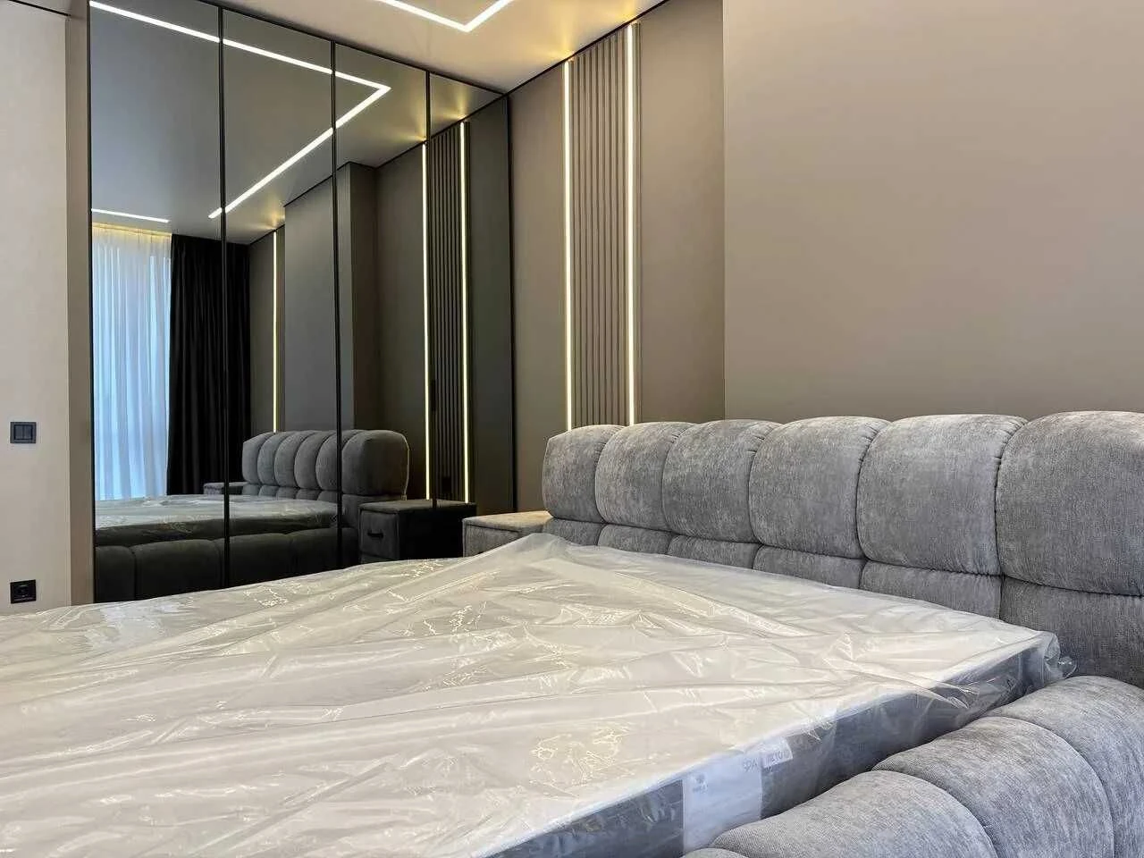 Modern two-bedroom near the lake