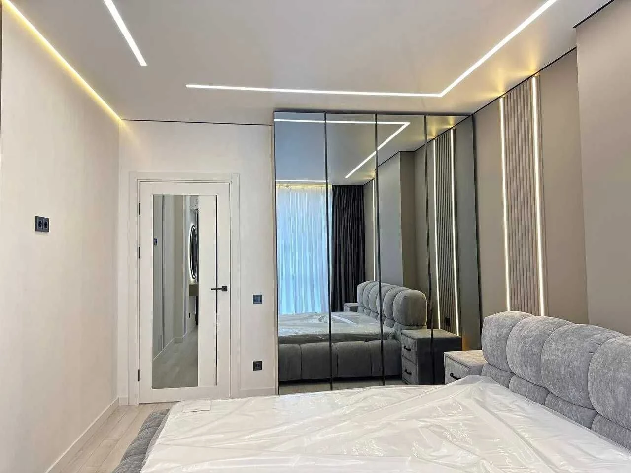 Modern two-bedroom near the lake