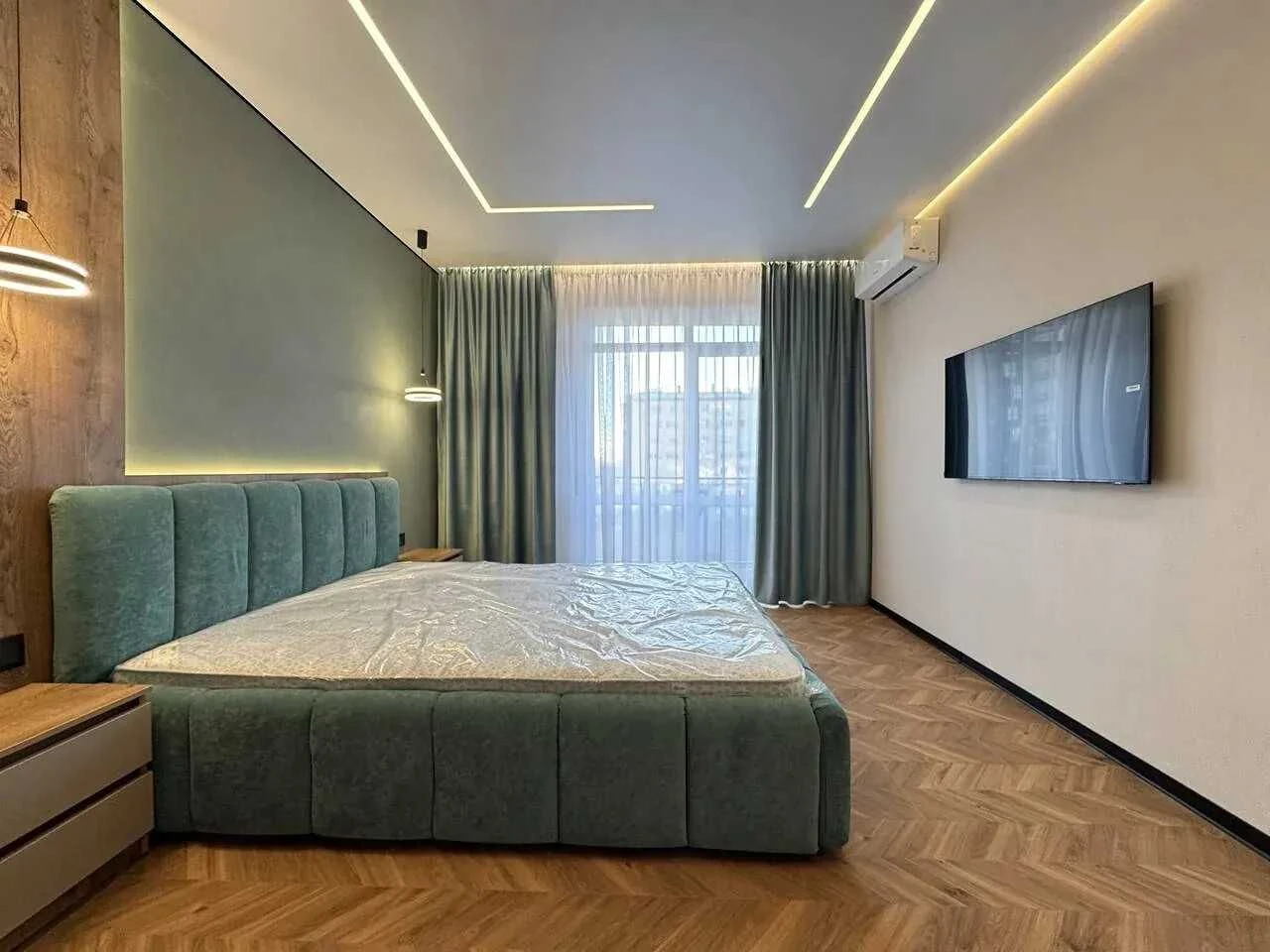Two-bedroom apartment with stylish renovation in the city center