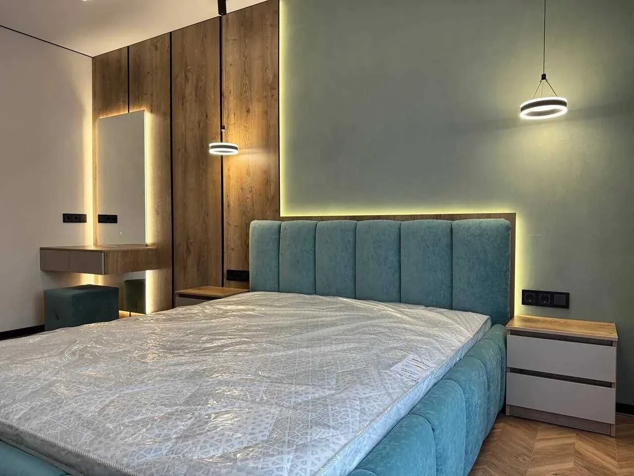 Two-bedroom apartment with stylish renovation in the city center