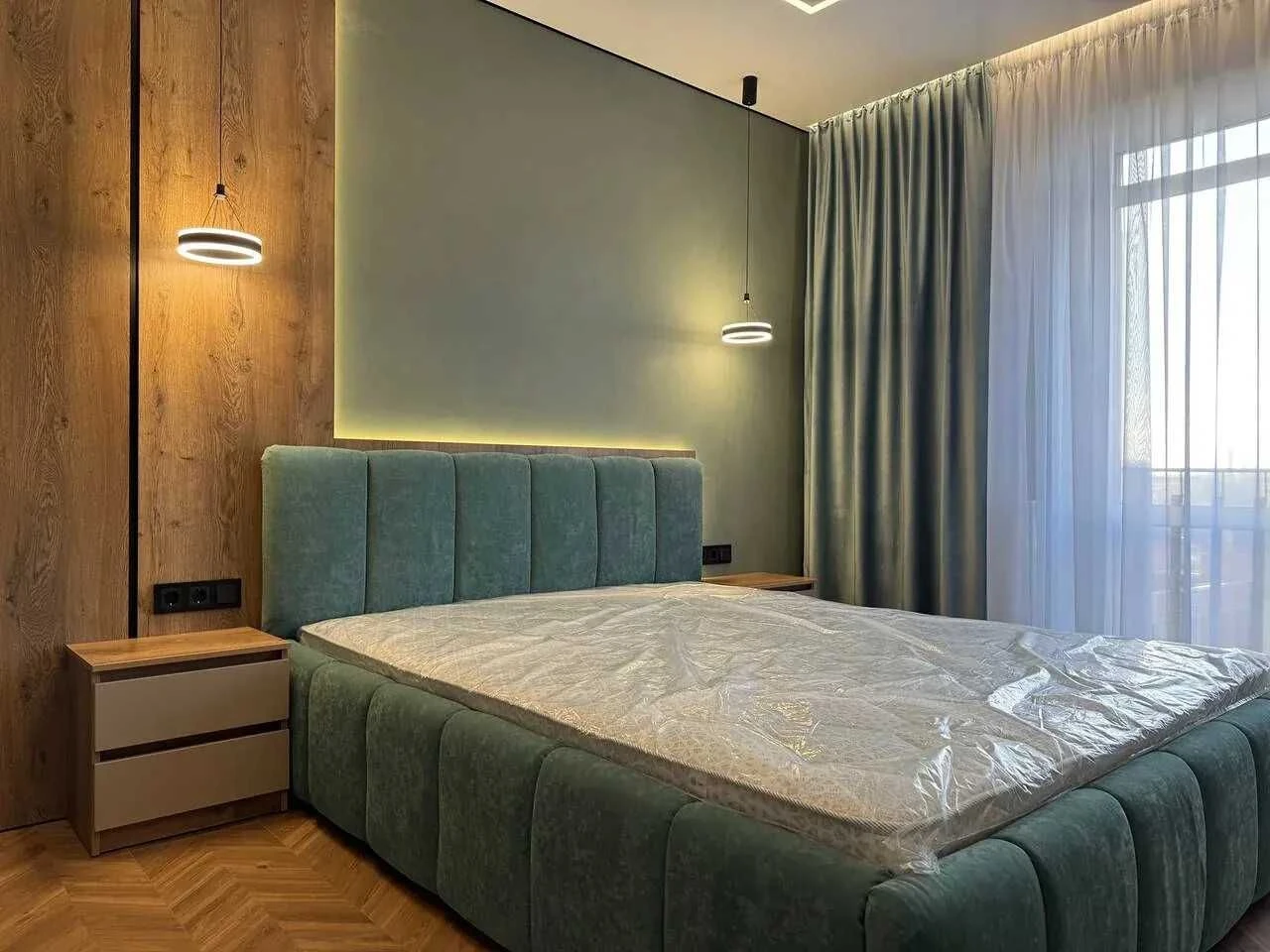 Two-bedroom apartment with stylish renovation in the city center