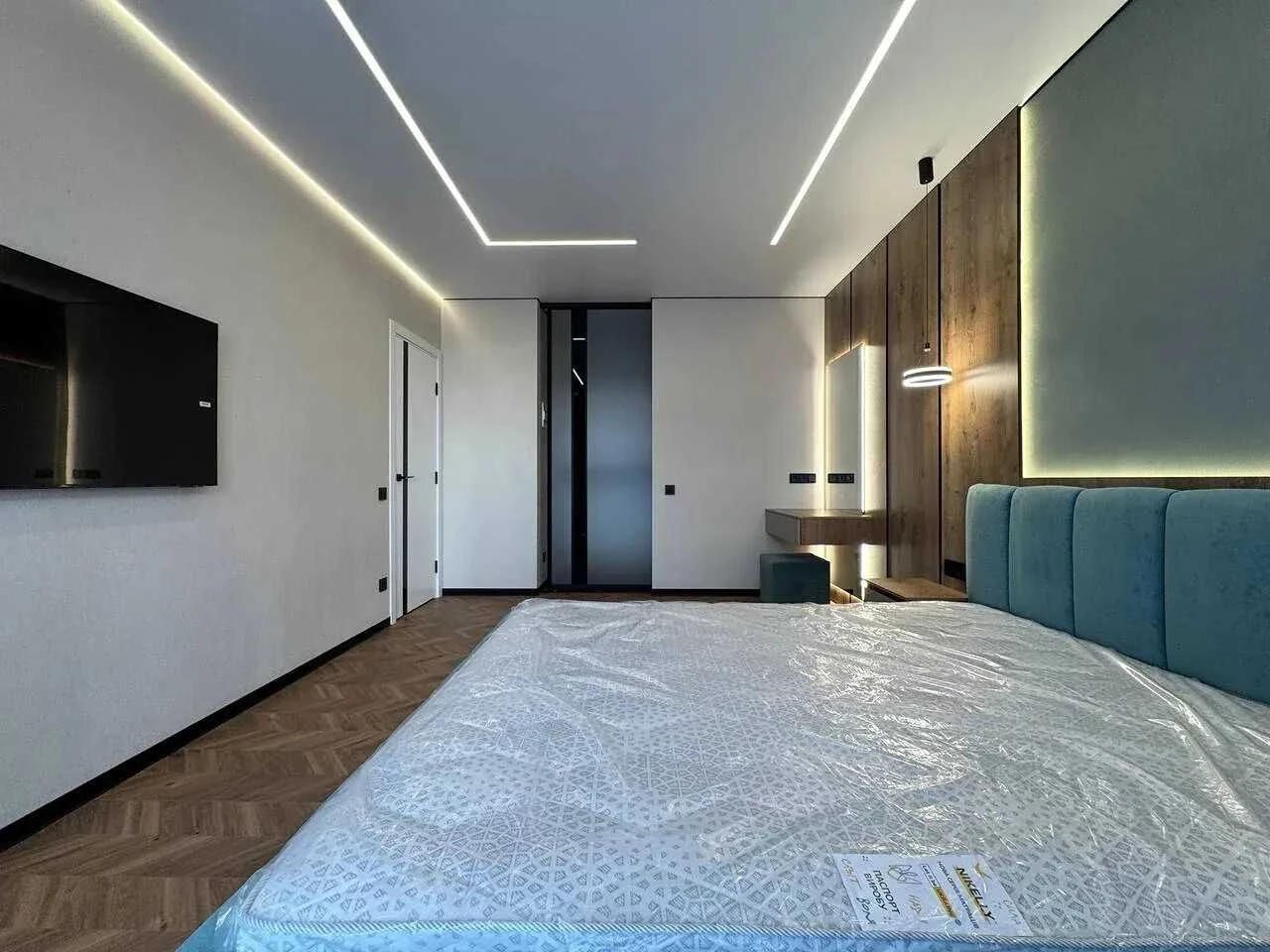 Two-bedroom apartment with stylish renovation in the city center
