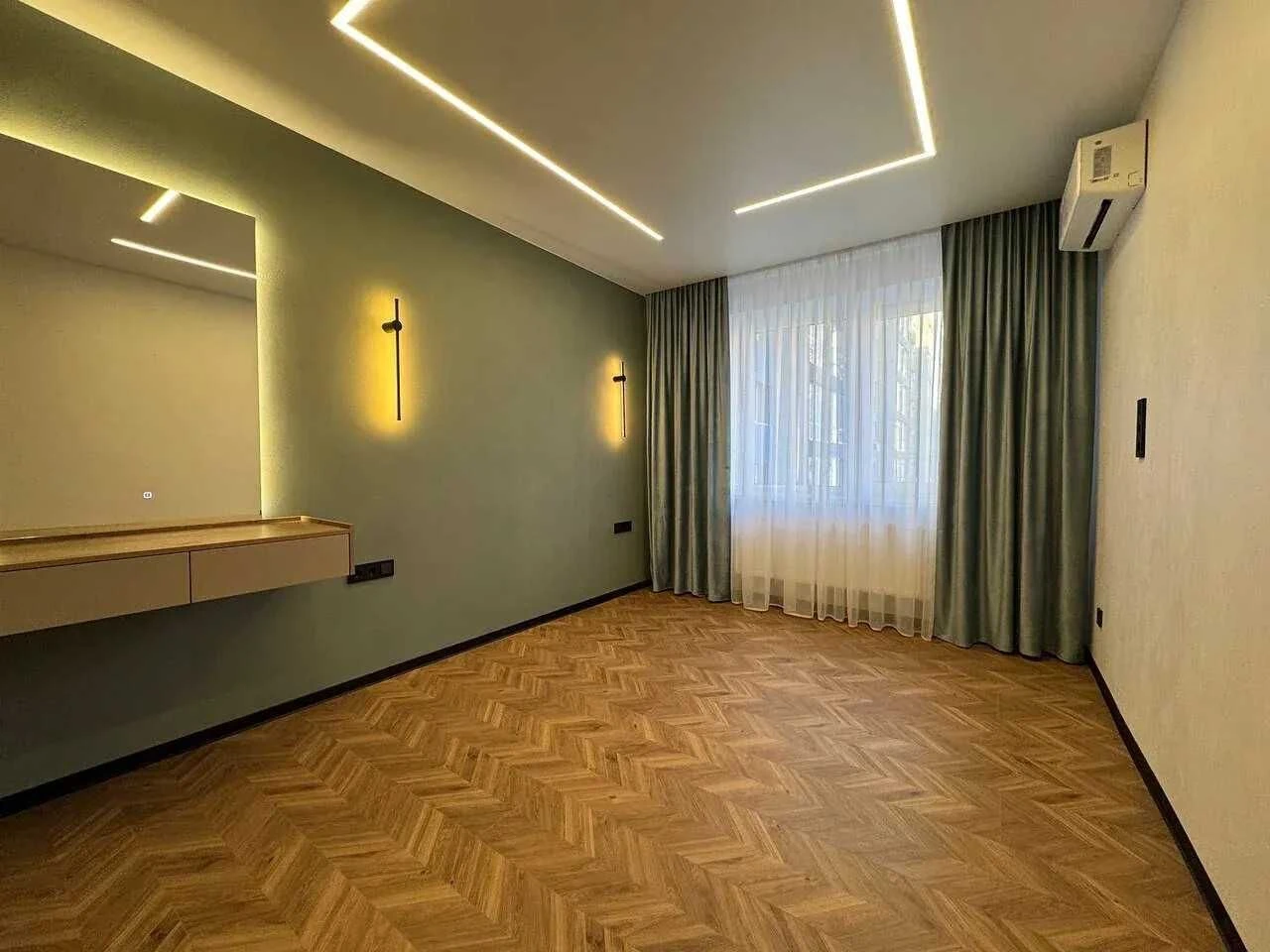 Two-bedroom apartment with stylish renovation in the city center