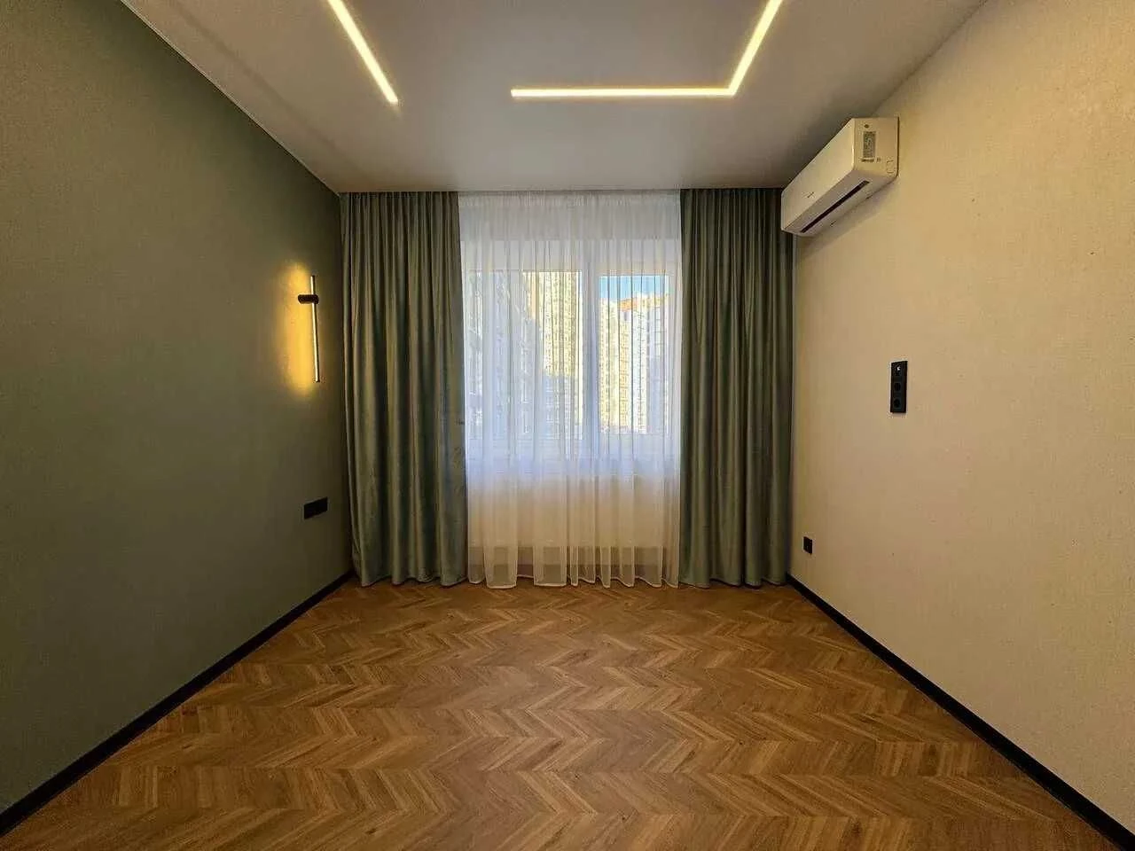 Two-bedroom apartment with stylish renovation in the city center