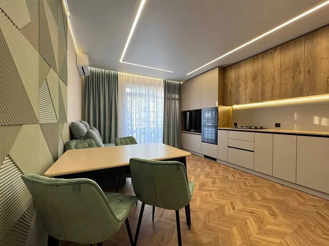 Two-bedroom apartment with stylish renovation in the city center