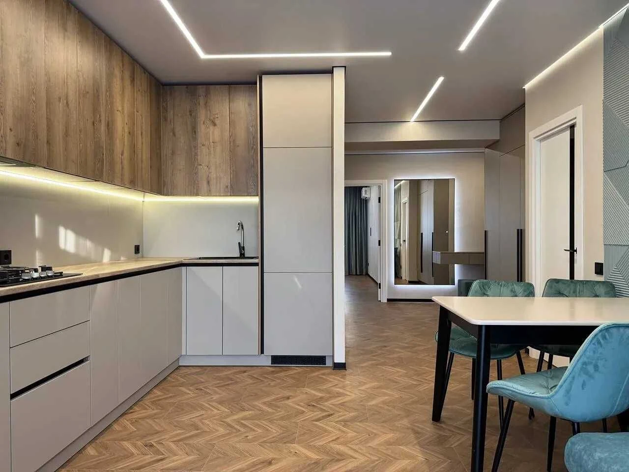 Two-bedroom apartment with stylish renovation in the city center