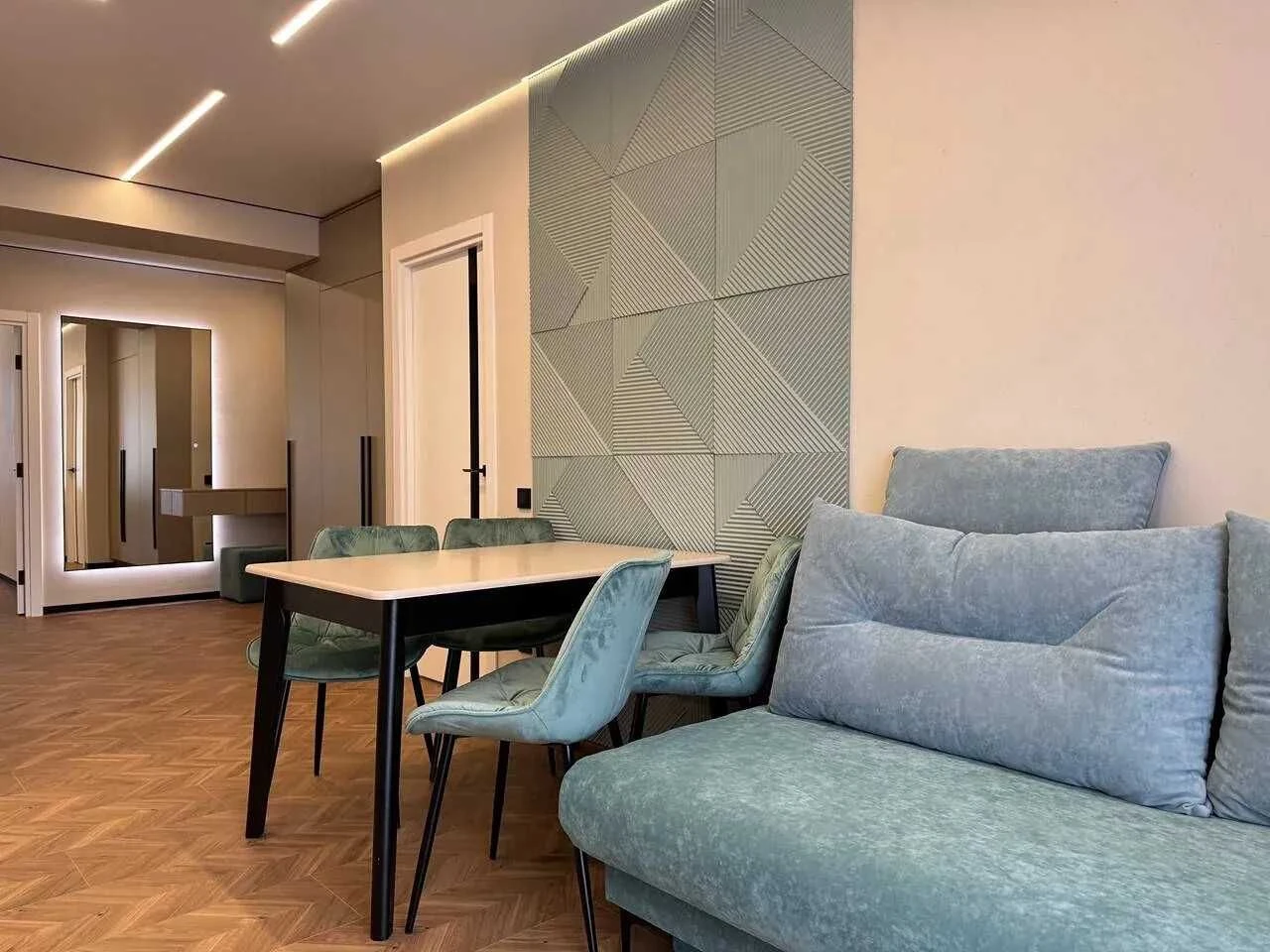 Two-bedroom apartment with stylish renovation in the city center