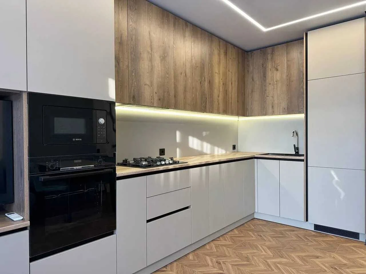 Two-bedroom apartment with stylish renovation in the city center