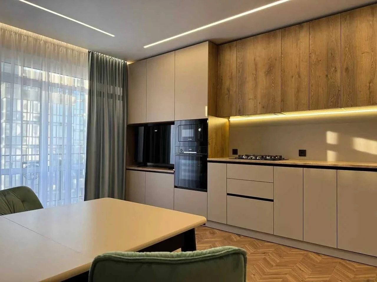 Two-bedroom apartment with stylish renovation in the city center