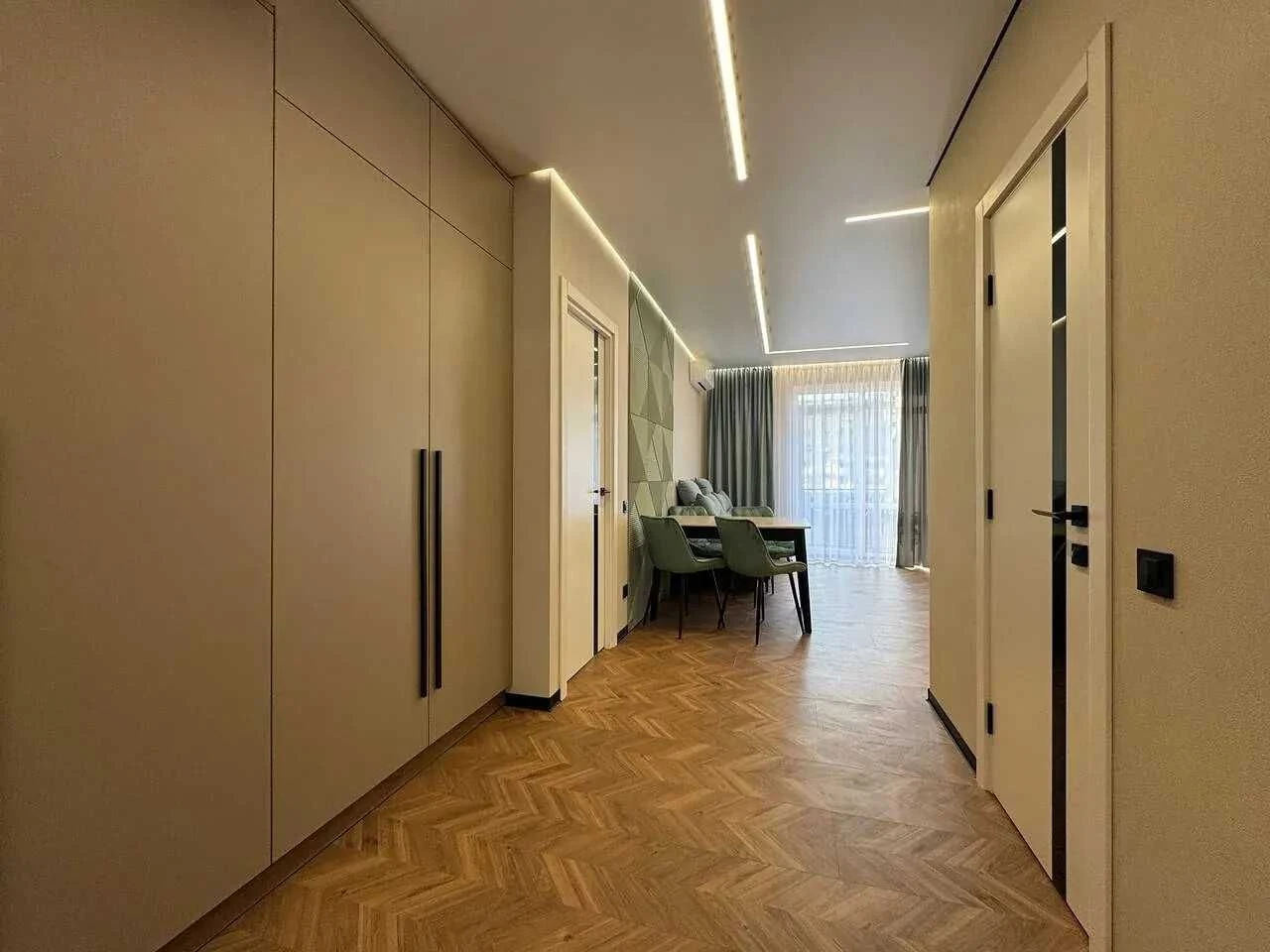 Two-bedroom apartment with stylish renovation in the city center