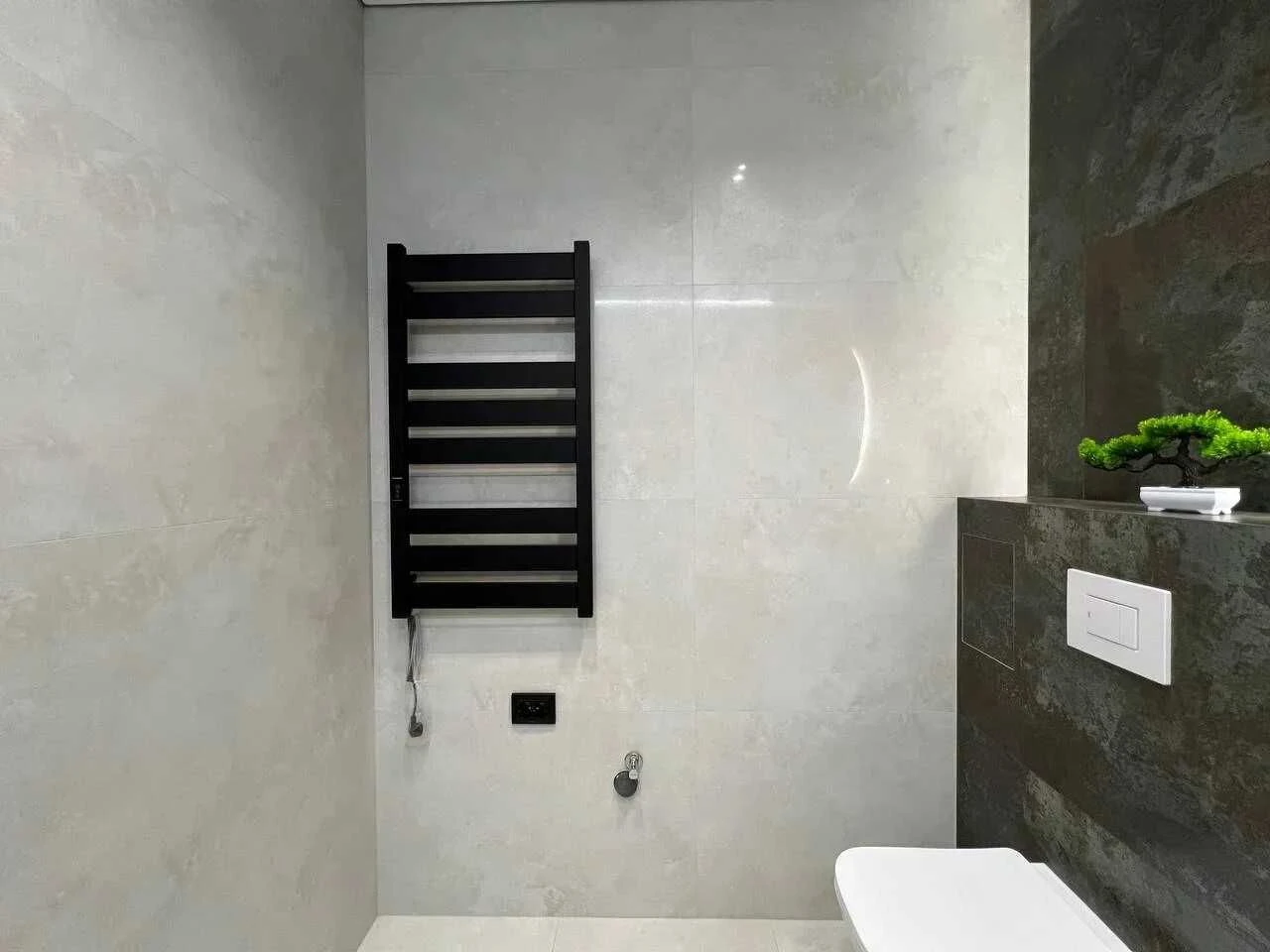 Spacious two-bedroom apartment with furniture and appliances in the city center