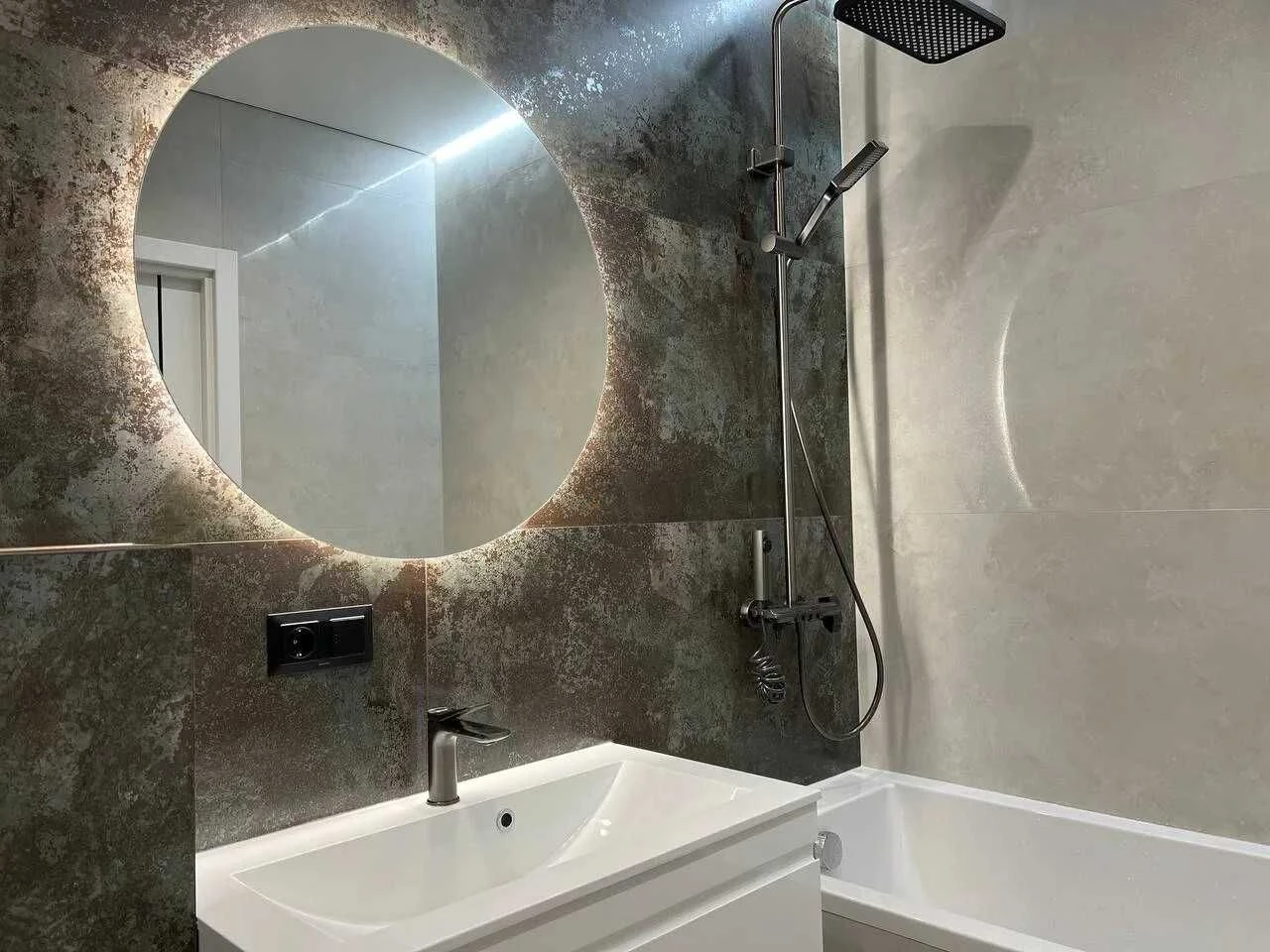 Spacious two-bedroom apartment with furniture and appliances in the city center