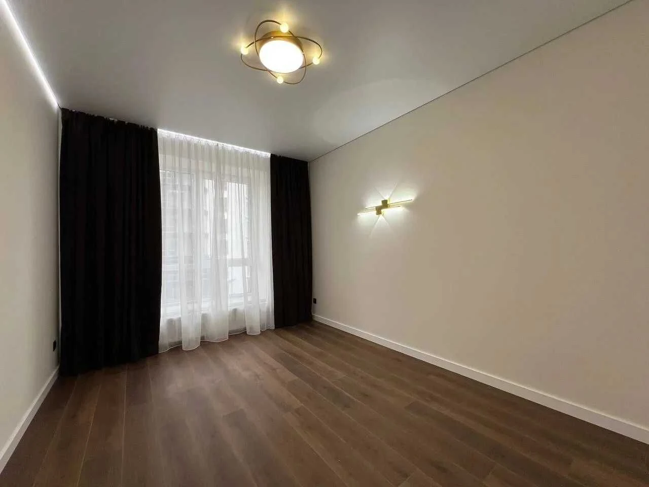 Spacious two-bedroom apartment with furniture and appliances in the city center