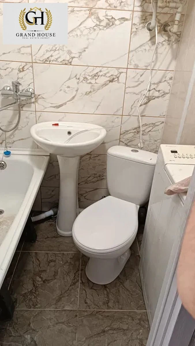 Продається компактна квартира в 101 микрорайоне
