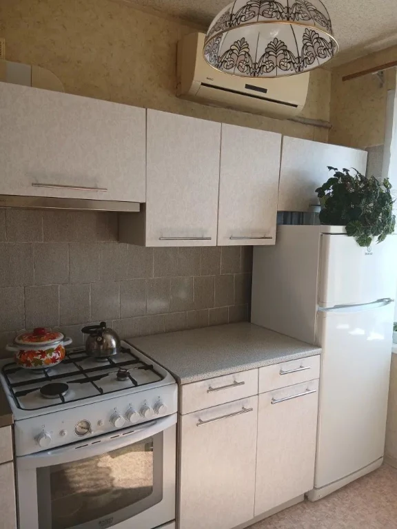 For Sale 2-room apartment on Borodinsky, Tolstaya Street (station Continent) on 9th floor of a 9-story building.